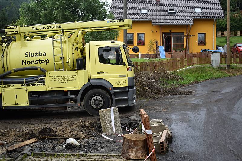 Sobotní velká voda poničila v Bělé několik desítek domů.