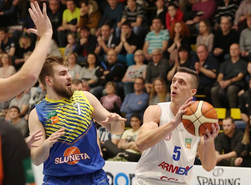 Basketbalový zápas mezi BK Děčín a Slunetou Ústí nad Labem