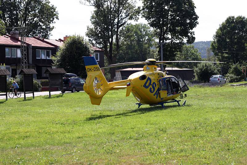 Při dopravní nehodě v Horním Podluží se vážně zranil motorkář.