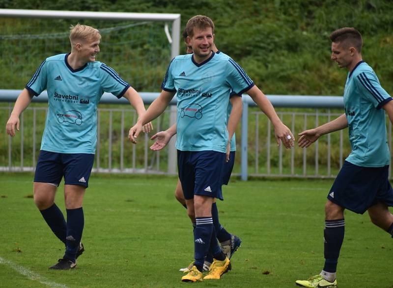 Fotbalisté Jílové (modré dresy) doma porazili tým Most-Souš B 5:2.