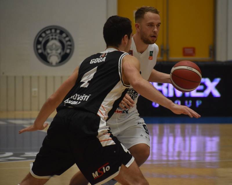 Děčínští basketbalisté (bílé dresy) doma podlehli Hradci Králové 68:82.