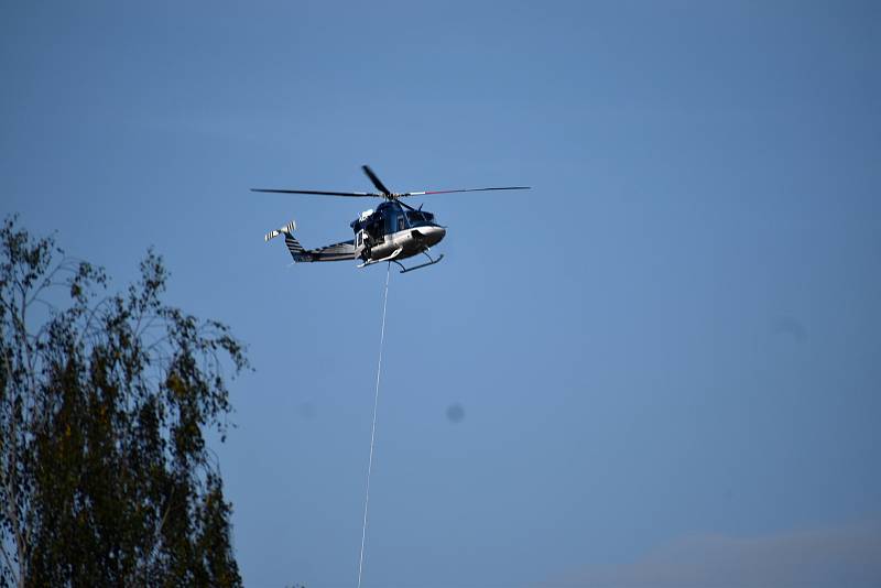 Hasiči svezli za pomoci vrtulníku kilometry hadic od Pravčické brány