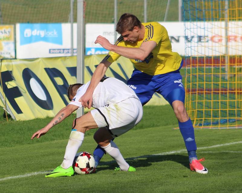 DERBY. Varnsdorf (ve žlutém) hostil v derby Ústí nad Labem.