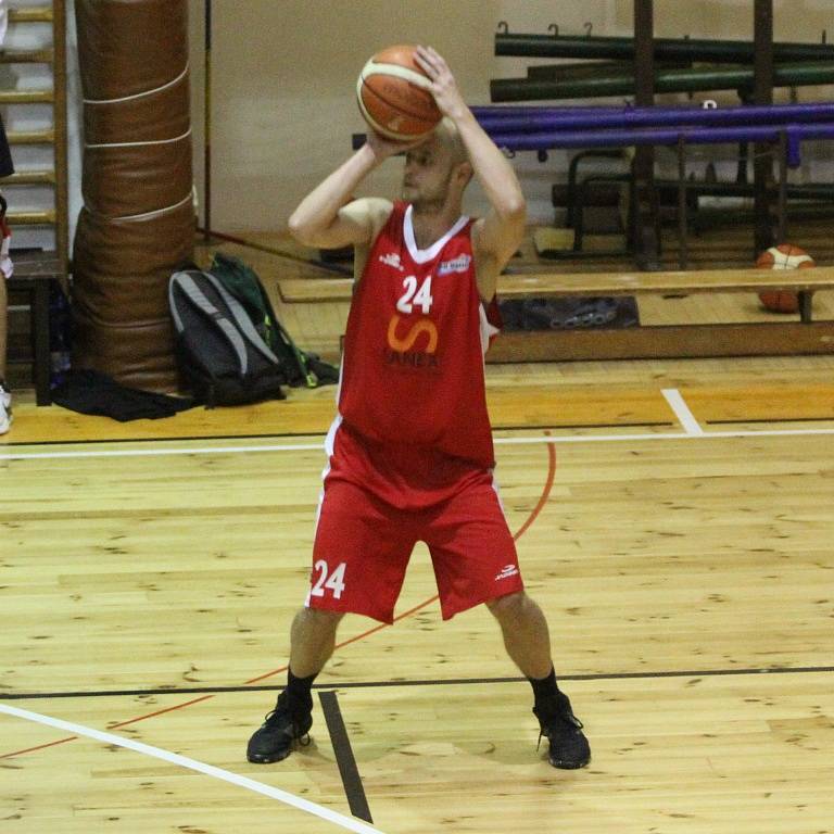 DERBY. Basketbalisté Varnsdorfu (v bílém) doma porazili Děčín.