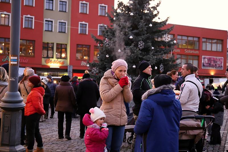 V Rumburku v sobotu večer rozsvítili vánoční strom.