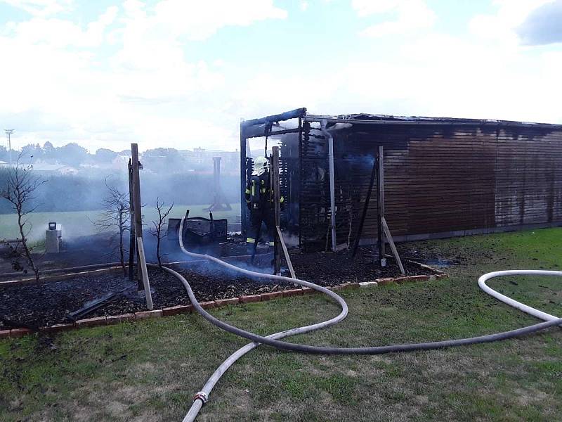 V Rumburku zahořela zahradní chatka, na místo spěchali hasiči.