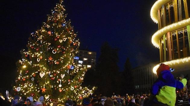 Vánoční strom v Děčíně u knihovny. Ilustrační foto