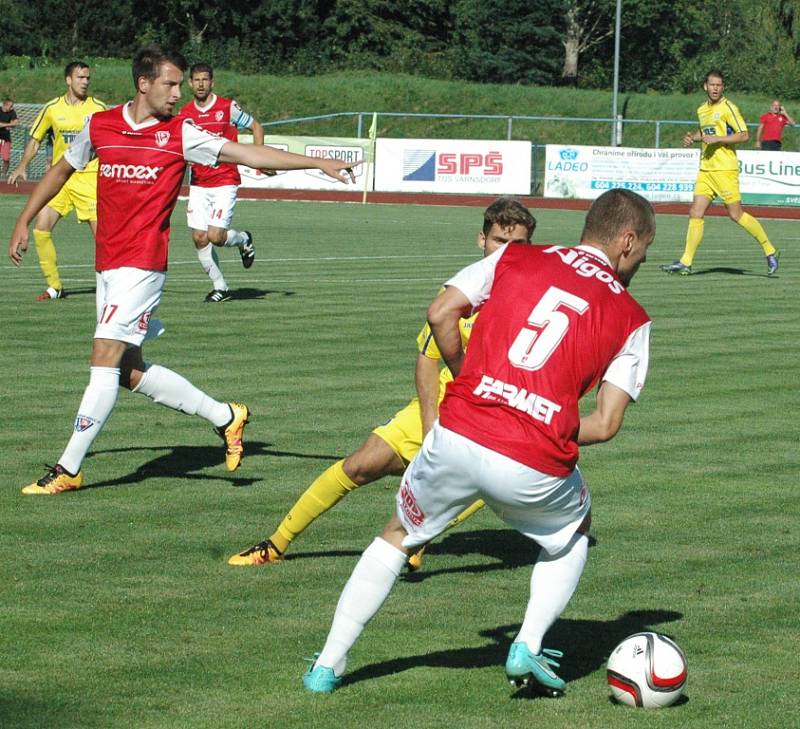 DOBRÁ PRÁCE. Varnsdorf (ve žlutém) doma porazil Pardubice 3:0.