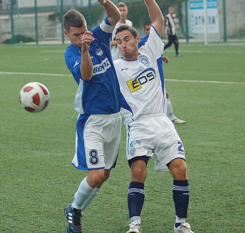 KONEČNĚ. Ve třetím utkání v KP se fotbalisté Junioru Děčín (v modrém) dočkali vítězství. Doma porazili 3:2 Neštěmice.