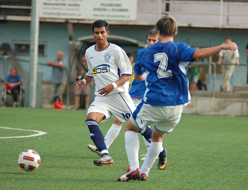 KONEČNĚ. Ve třetím utkání v KP se fotbalisté Junioru Děčín (v modrém) dočkali vítězství. Doma porazili 3:2 Neštěmice.