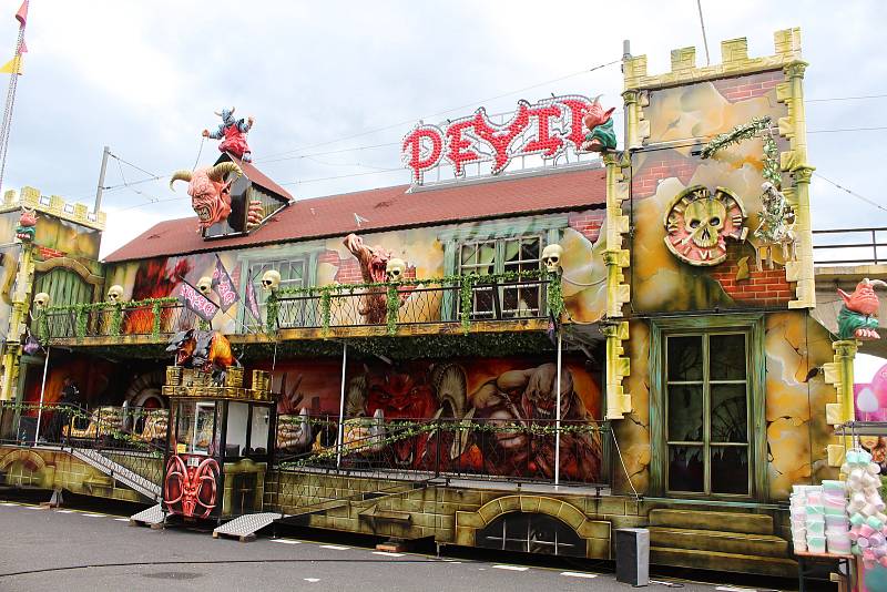 Lunapark park na parkovišti u železničního mostu v Děčíně.