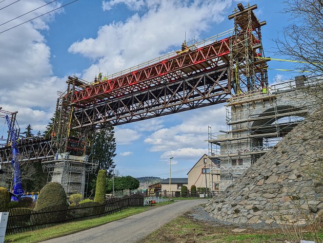 Ve Vilémově zdvihli první část rekonstruovaného viadukutu.