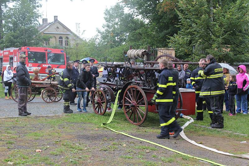 Hasiči ze Šluknova oslavili 150. výročí v zámeckém parku.