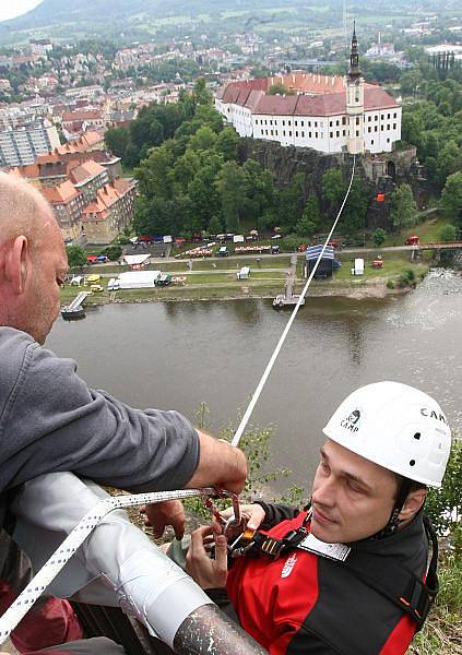 Nad údolím Labe se opět projížděli na laně odvážlivci startující v adrenalinovém závodě.