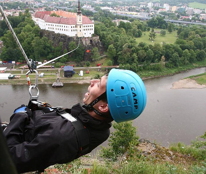 Nad údolím Labe se opět projížděli na laně odvážlivci startující v adrenalinovém závodě.