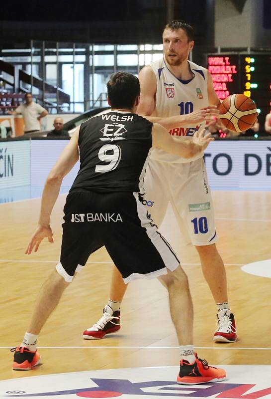 První finálové utkání basketbalové ligy se hrálo na děčínském zimním stadionu. Válečníci se utkali s Nymburkem.