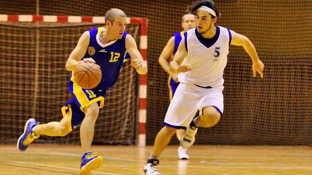 DOBRÝ START. Snímek je z utkání Varnsdorf (v bílém) a  Slavoje Litoměřic, ve kterém Varnsdorf vyhrál 97:87.