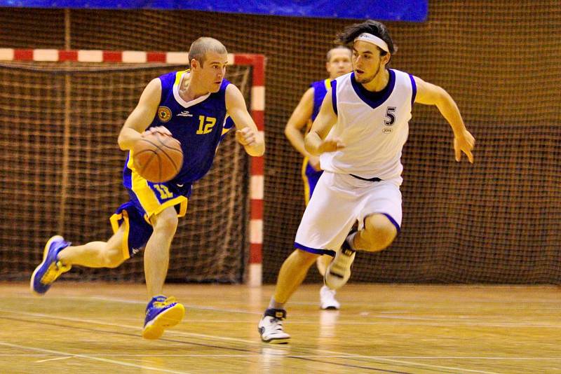 DOBRÝ START. Snímek je z utkání Varnsdorf (v bílém) a  Slavoje Litoměřic, ve kterém Varnsdorf vyhrál 97:87.