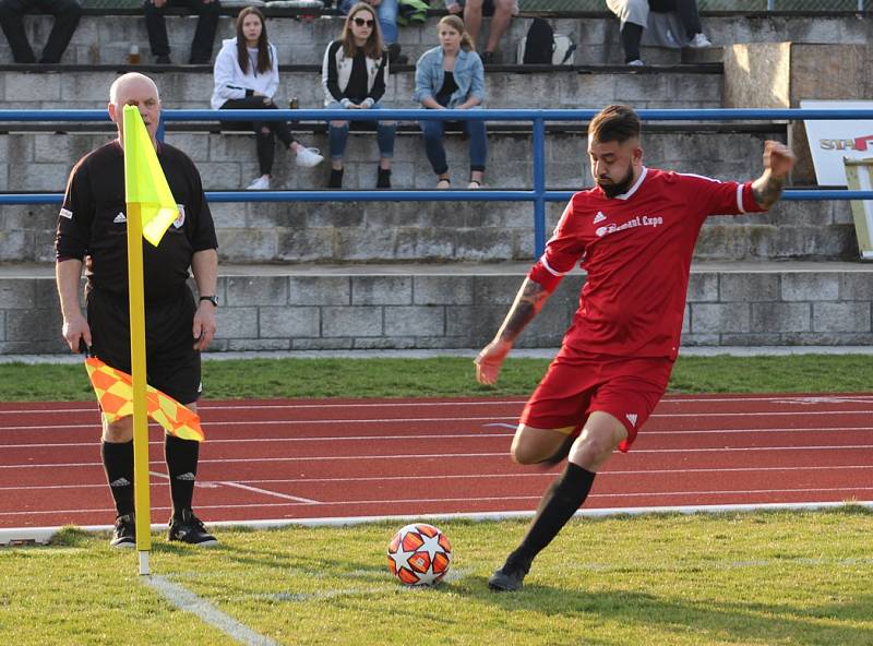 DOMÁCÍ PORÁŽKA. Rumburk (v modrém) doma prohrál 0:3 s Neštěmicemi.