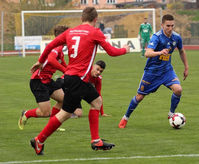 REMÍZA. Fotbalisté Varnsdorfu (v modrém) doma remizovali s Chrudimí 2:2.