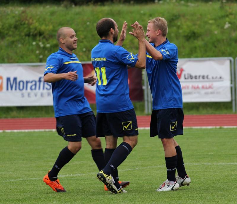 PORÁŽKA. Rumburk (v modrém) doma podlehl Ledvicím 2:4.