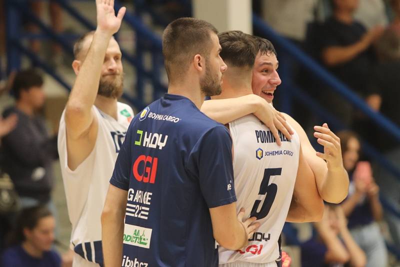 Basketbalisté Děčína doma porazili Ostravu a nadále drží v Kooperativa NBL první místo.