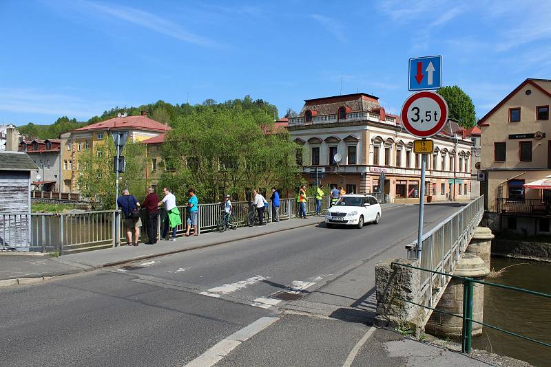 Stavba provizorní lávky v Benešově nad Ploučnicí.