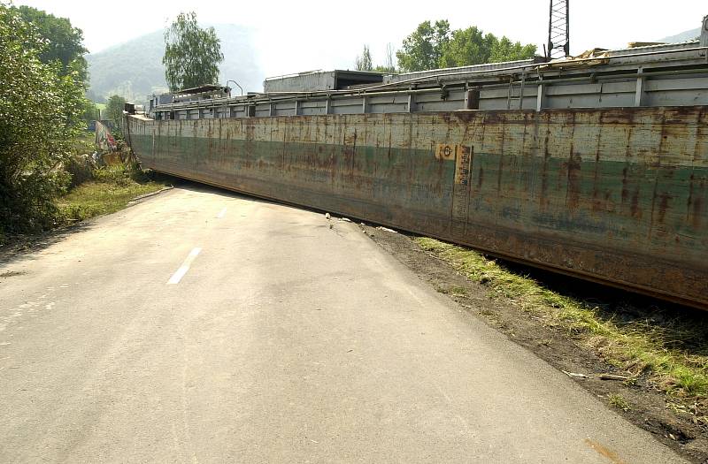 Povodeň vyvrhla velkou loď na silnici směr Děčín u Těchlovic.