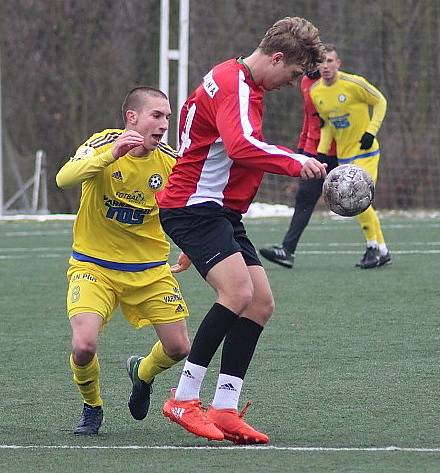 BEZ PŘEKVAPENÍ. Fotbalisté Varnsdorfu (ve žlutém) porazili Nymburk 3:0.