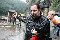 Při své návštěvě Ústeckého kraje si ministr vnitra Radek John prohlédl i povodní zničené Hřensko.