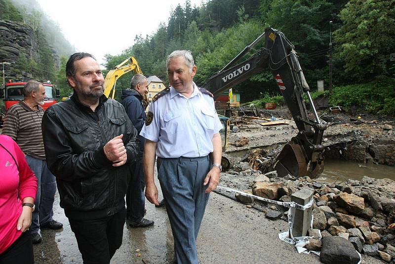 Při své návštěvě Ústeckého kraje si ministr vnitra Radek John prohlédl i povodní zničené Hřensko.