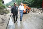 Při své návštěvě Ústeckého kraje si ministr vnitra Radek John prohlédl i povodní zničené Hřensko.