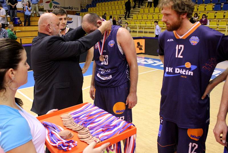 OPĚT BRONZ. Děčínští basketbalisté (v modrém) na finále nedosáhli.