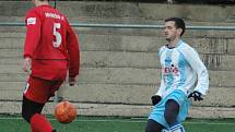 OSM BRANEK padlo v zápase dorostu FK Junior Děčín (pruhované dresy) a fotbalistů MSK Benešov nad Ploučnicí. Nakonec se v tomto utkání zrodila remíza 4:4. 