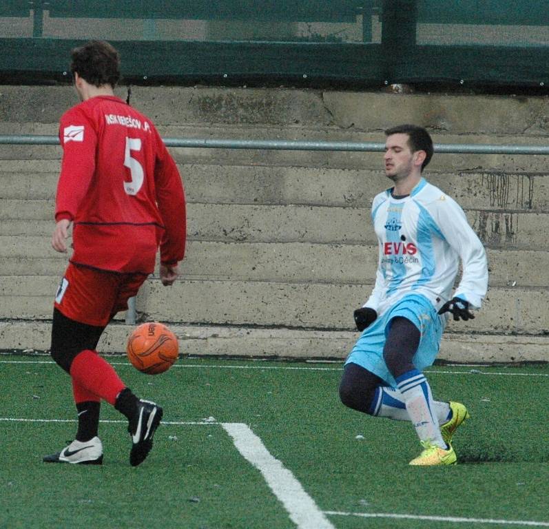 OSM BRANEK padlo v zápase dorostu FK Junior Děčín (pruhované dresy) a fotbalistů MSK Benešov nad Ploučnicí. Nakonec se v tomto utkání zrodila remíza 4:4. 