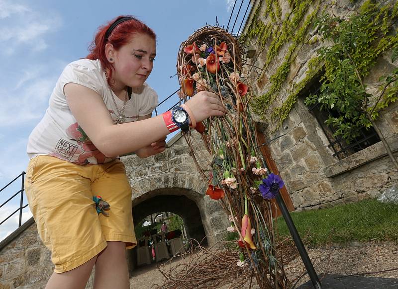 Ve čtvrtek soutěžili floristé v zámeckých zahradách v Děčíně.