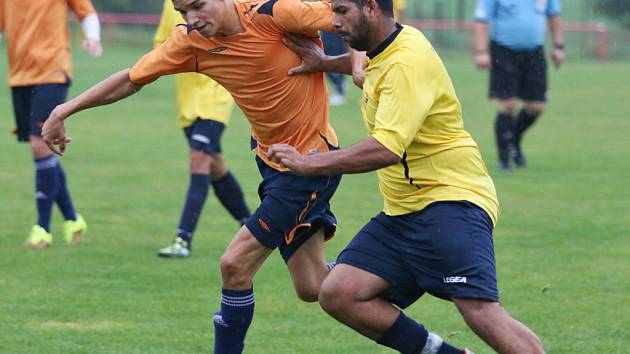 OBRAT. Fotbalisté Jílového (oranžové dresy) vyhráli v Jiříkově nad Rumburkem 3:2.