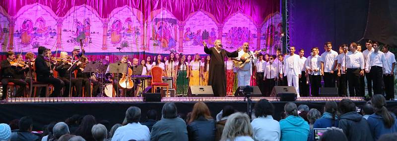 Koncertem v jižních zahradách děčínského zámku vyvrcholilo koncertní miniturné romského sboru Čhavorenge, Idy Kelarové a členů České filharmonie.