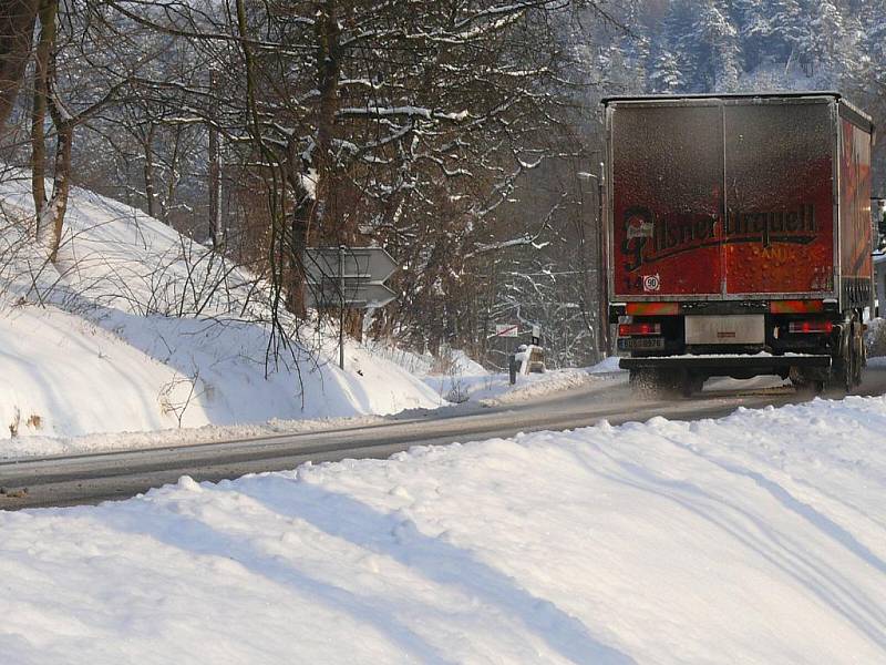 V České Kamenici a okolí jsou silnice sjízdné jen s velkou opatrností.