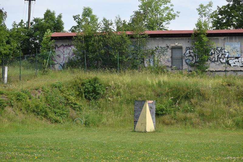 Současná podoba bývalého fotbalového hřiště v Horním Oldřichově. Fotbal se tady naposledy hrál v roce 2010.