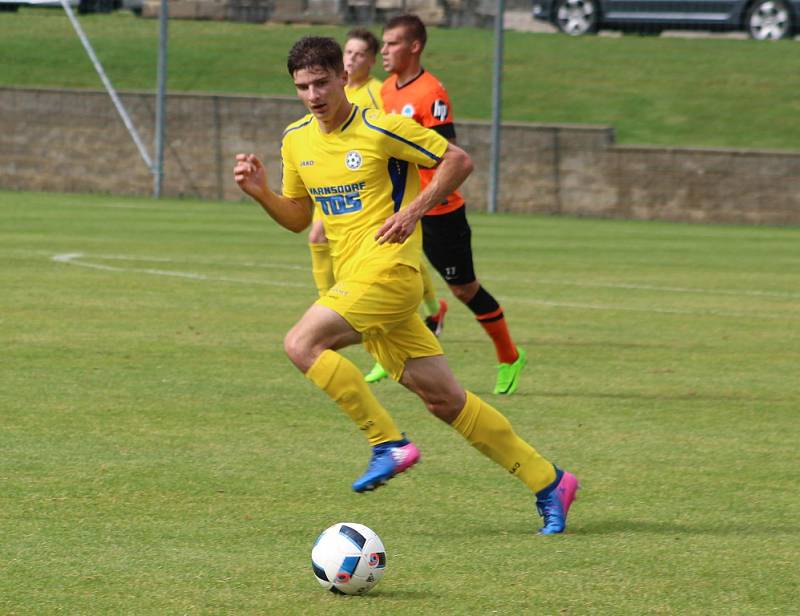 FOTBALISTÉ VARNSDORFU (ve žlutém) porazili juniorku Liberce 7:2. 