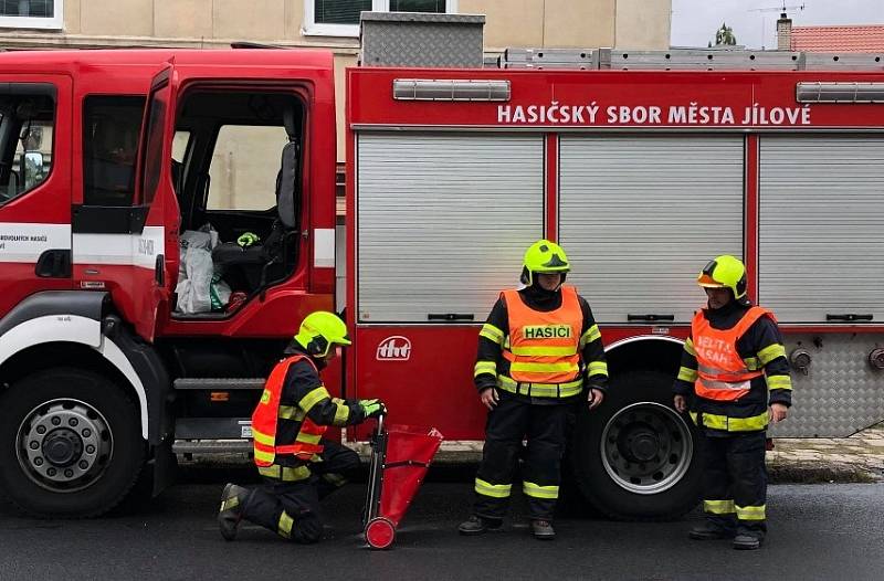 Hasiče ve středu dopoledne zaměstnala barevná skvrna táhnoucí se od Děčína do Tisé.