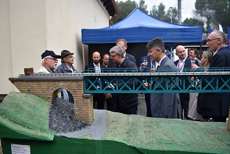 Parní vlak slavnostně zahájil provoz na novém Vilémovském viaduktu.