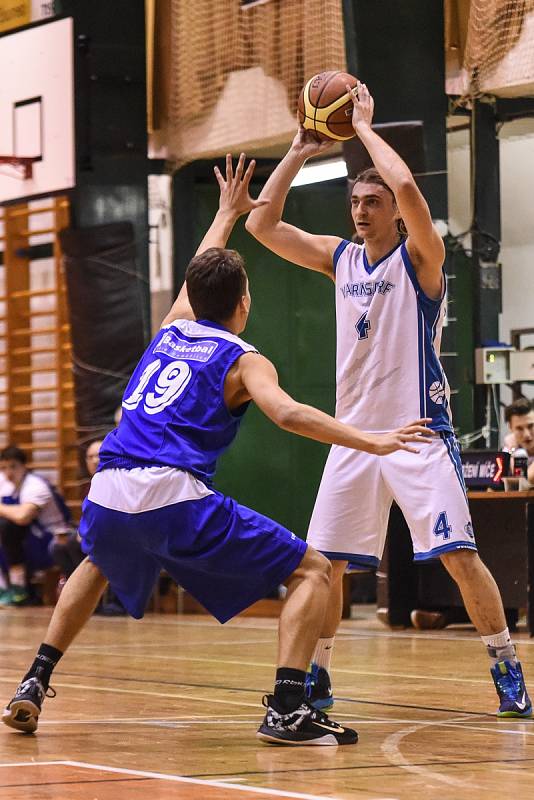 DALŠÍ PORÁŽKA. Basketbalisté Varnsdorfu (bílé dresy) prohráli s Domažlicemi.