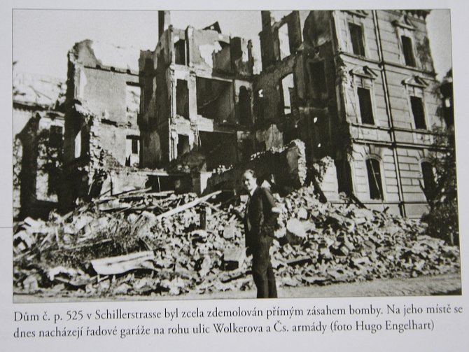 Útok sovětských bombardérů na Děčín 8. května 1945. Jedna z bomb zničila dům č. 525 v tehdejší Schillerstrasse.