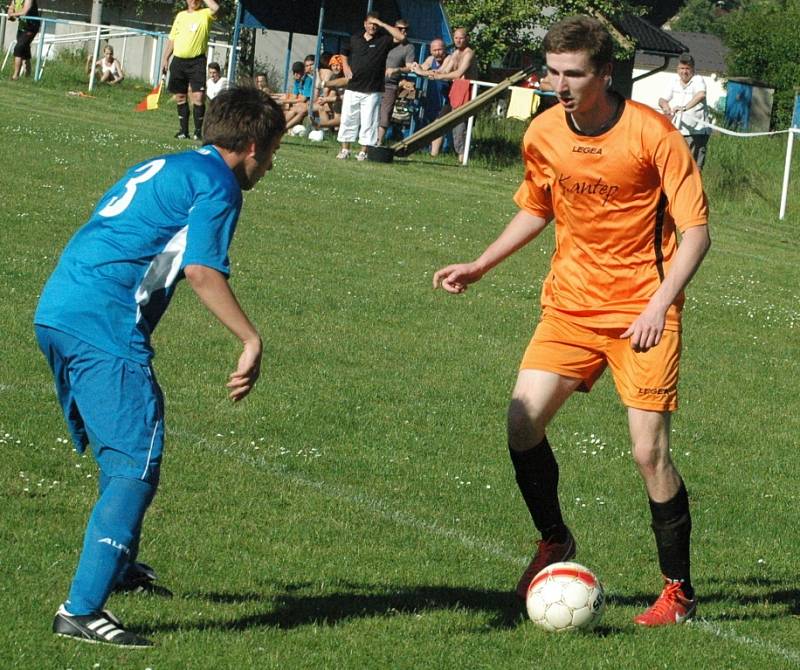 DERBY. Česká Kamenice (oranžové dresy) porazila doma Jílové 2:1.