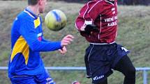 MLADÍCI PROHRÁLI. Varnsdorf U 19 (v modrém) prohrál 2:6 s FK Doksy.