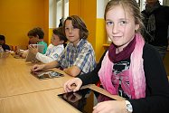 Místo obyčejných učebnic berou děti v Základní škole T.G. Masaryka v České Kamenici do ruky moderní iPady.