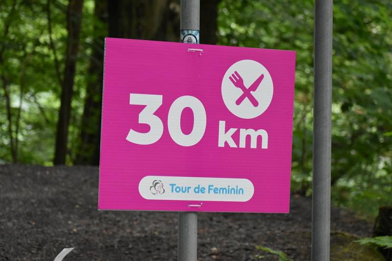 Tour de Feminin - II. etapa. Cyklistky na 30 kilometru při stoupání z Hřenska do Janova.