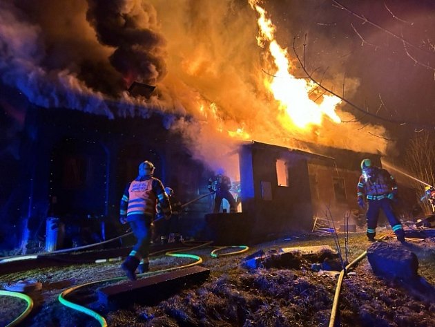 Hrozivé záběry: V Krásné Lípě zachvátil požár rodinný dům. Zranily se i děti